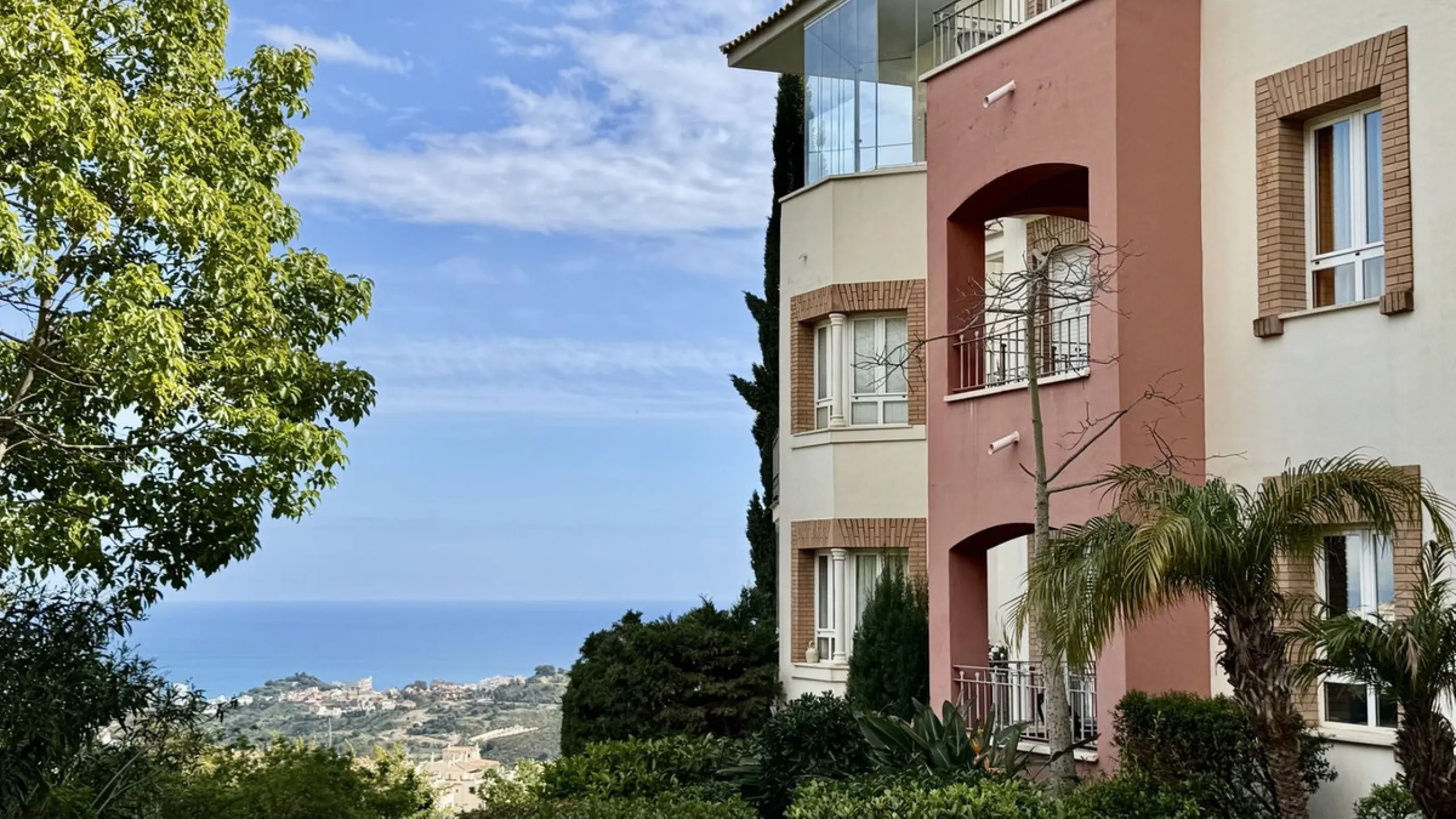 A bright, one-bedroom, one-bathroom apartment is for sale in the Sensara urbanisation in Benalmádena. Sensara is located midway between Arroyo de la Miel and Benalmádena Pueblo. The apartment offers beautiful views of the communal garden, golf course, mou