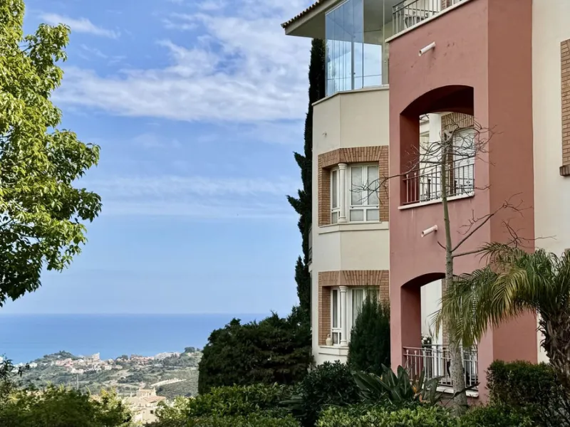 A bright, one-bedroom, one-bathroom apartment is for sale in the Sensara urbanisation in Benalmádena. Sensara is located midway between Arroyo de la Miel and Benalmádena Pueblo. The apartment offers beautiful views of the communal garden, golf course, mou