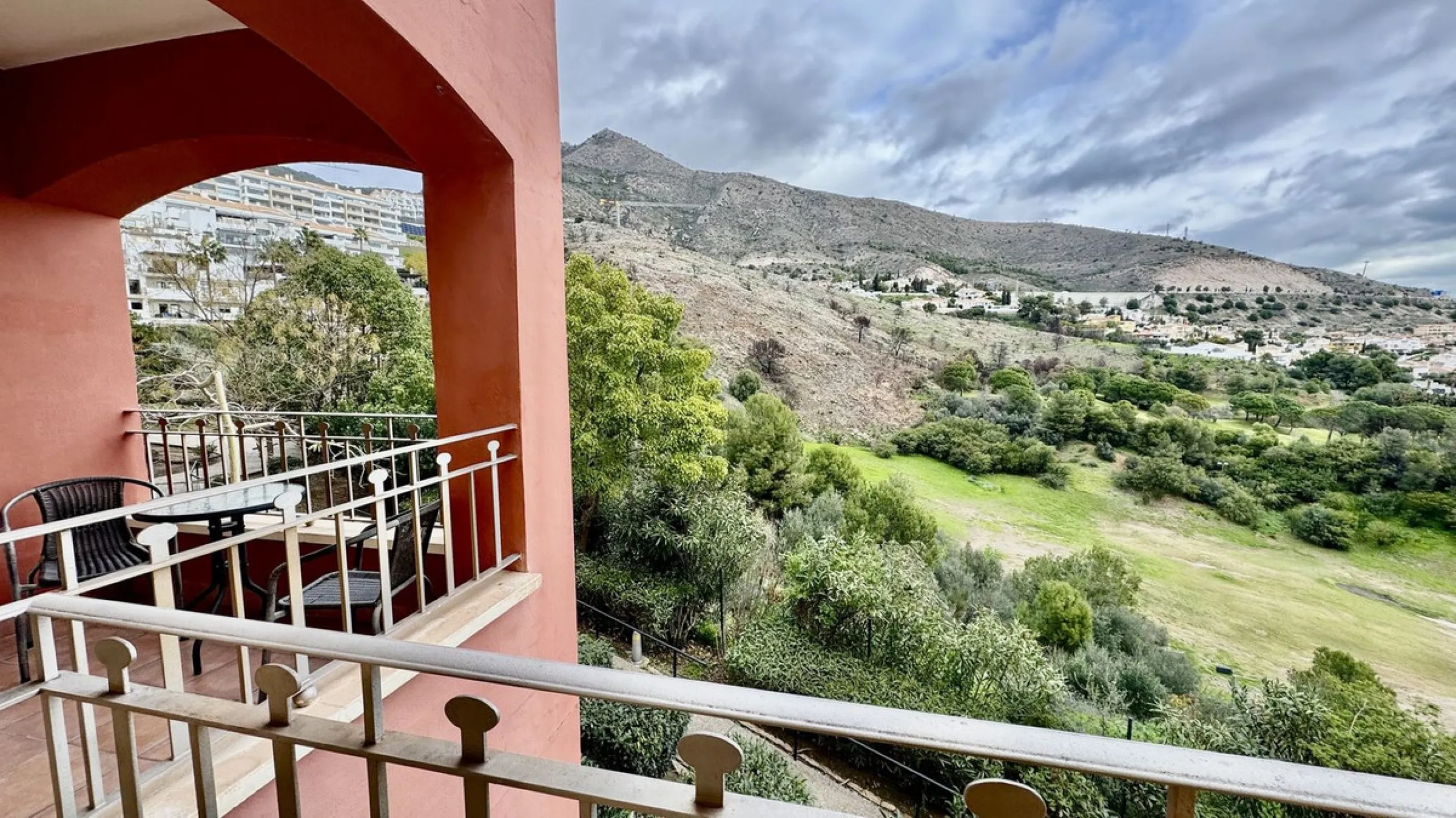 A bright, one-bedroom, one-bathroom apartment is for sale in the Sensara urbanisation in Benalmádena. Sensara is located midway between Arroyo de la Miel and Benalmádena Pueblo. The apartment offers beautiful views of the communal garden, golf course, mou