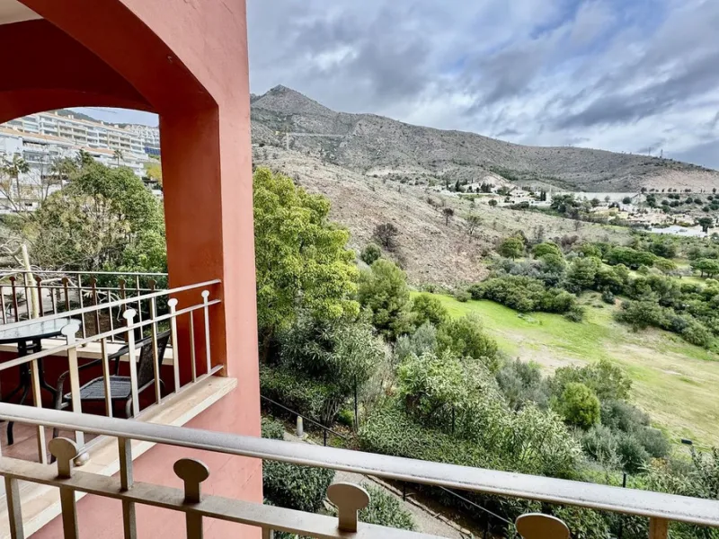 A bright, one-bedroom, one-bathroom apartment is for sale in the Sensara urbanisation in Benalmádena. Sensara is located midway between Arroyo de la Miel and Benalmádena Pueblo. The apartment offers beautiful views of the communal garden, golf course, mou