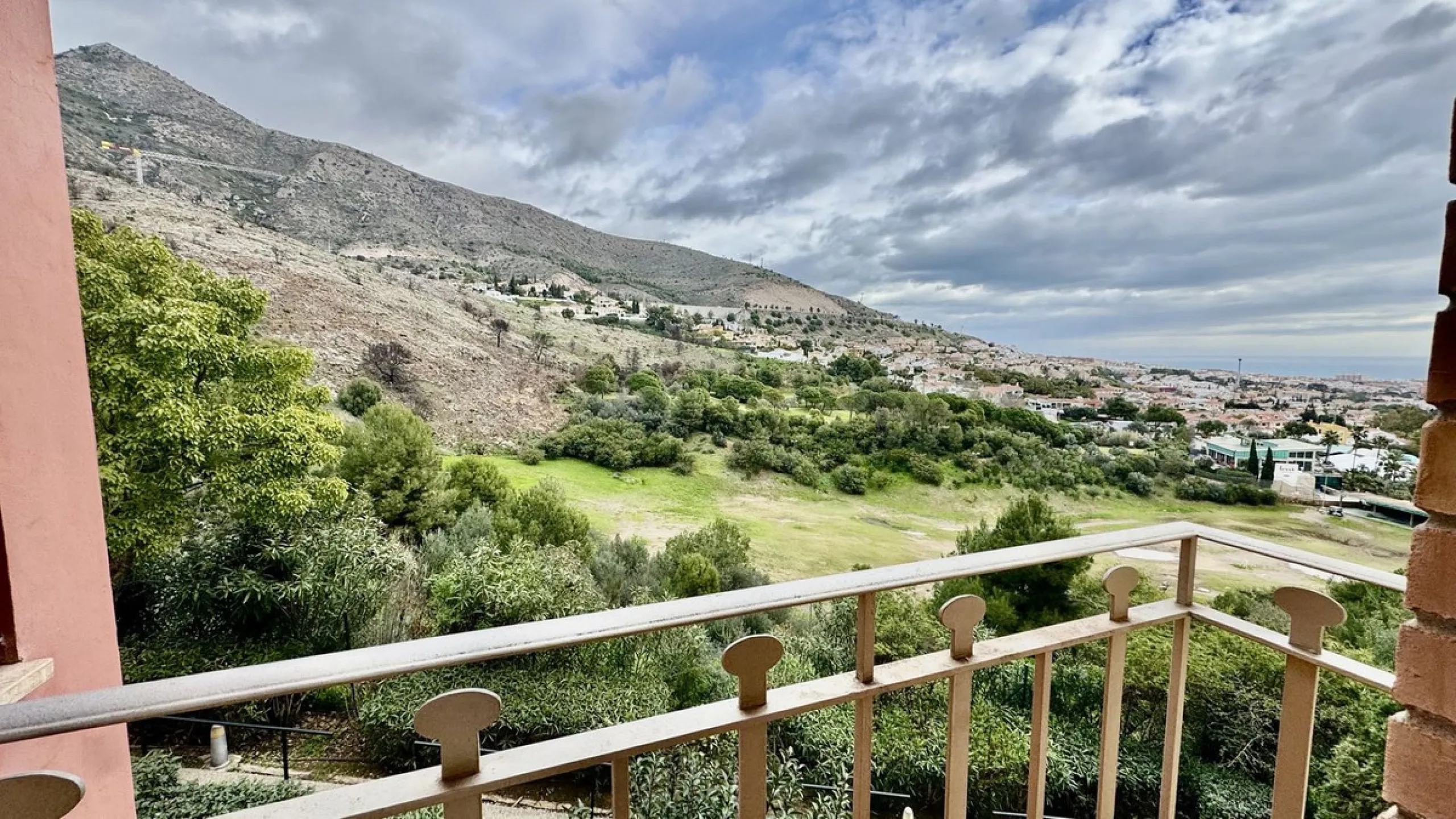 A bright, one-bedroom, one-bathroom apartment is for sale in the Sensara urbanisation in Benalmádena. Sensara is located midway between Arroyo de la Miel and Benalmádena Pueblo. The apartment offers beautiful views of the communal garden, golf course, mou