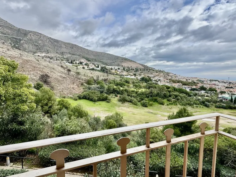 A bright, one-bedroom, one-bathroom apartment is for sale in the Sensara urbanisation in Benalmádena. Sensara is located midway between Arroyo de la Miel and Benalmádena Pueblo. The apartment offers beautiful views of the communal garden, golf course, mou