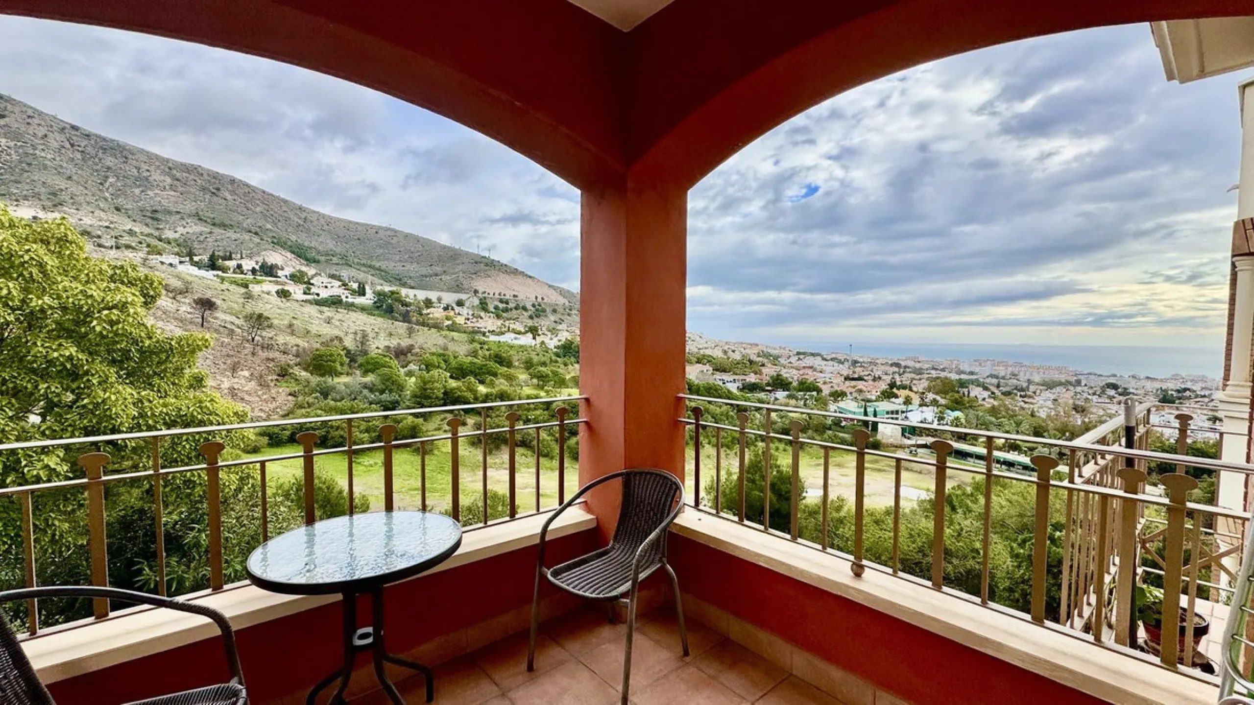 A bright, one-bedroom, one-bathroom apartment is for sale in the Sensara urbanisation in Benalmádena. Sensara is located midway between Arroyo de la Miel and Benalmádena Pueblo. The apartment offers beautiful views of the communal garden, golf course, mou