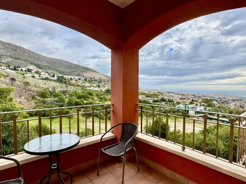 A bright, one-bedroom, one-bathroom apartment is for sale in the Sensara urbanisation in Benalmádena. Sensara is located midway between Arroyo de la Miel and Benalmádena Pueblo. The apartment offers beautiful views of the communal garden, golf course, mou