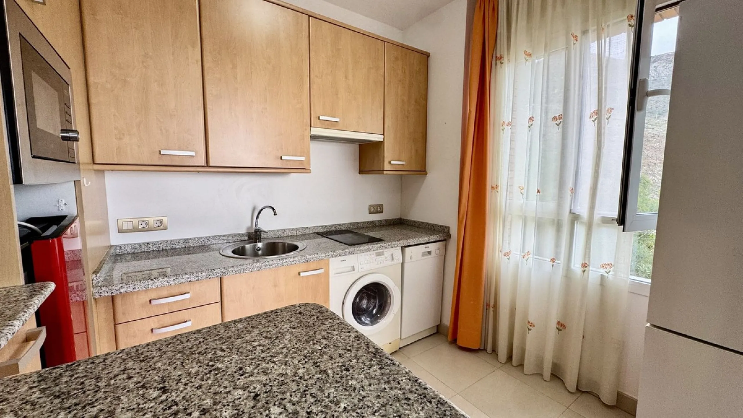 A bright, one-bedroom, one-bathroom apartment is for sale in the Sensara urbanisation in Benalmádena. Sensara is located midway between Arroyo de la Miel and Benalmádena Pueblo. The apartment offers beautiful views of the communal garden, golf course, mou