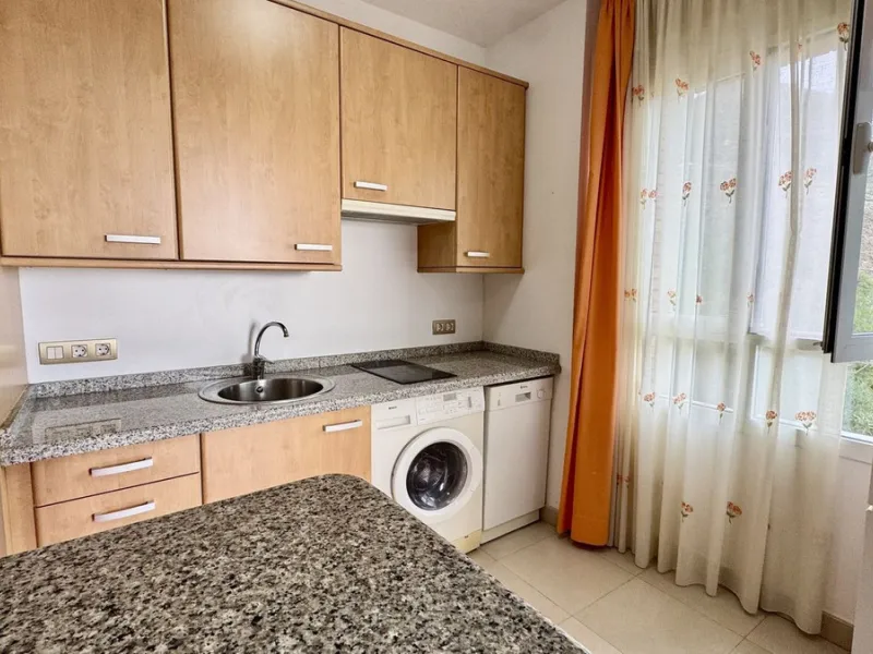 A bright, one-bedroom, one-bathroom apartment is for sale in the Sensara urbanisation in Benalmádena. Sensara is located midway between Arroyo de la Miel and Benalmádena Pueblo. The apartment offers beautiful views of the communal garden, golf course, mou