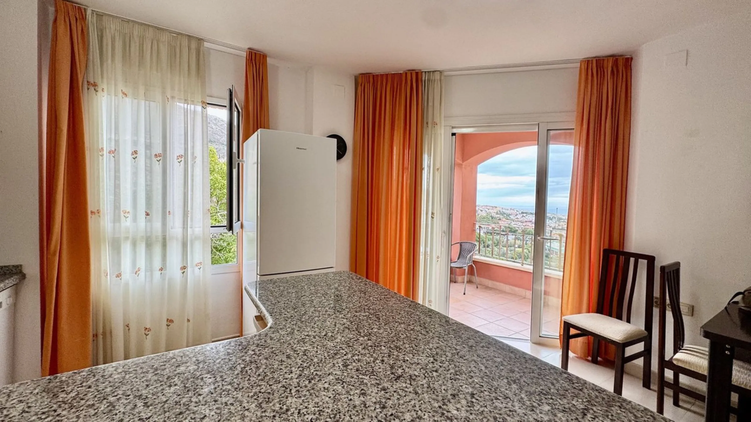 A bright, one-bedroom, one-bathroom apartment is for sale in the Sensara urbanisation in Benalmádena. Sensara is located midway between Arroyo de la Miel and Benalmádena Pueblo. The apartment offers beautiful views of the communal garden, golf course, mou