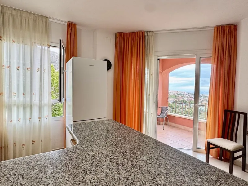 A bright, one-bedroom, one-bathroom apartment is for sale in the Sensara urbanisation in Benalmádena. Sensara is located midway between Arroyo de la Miel and Benalmádena Pueblo. The apartment offers beautiful views of the communal garden, golf course, mou