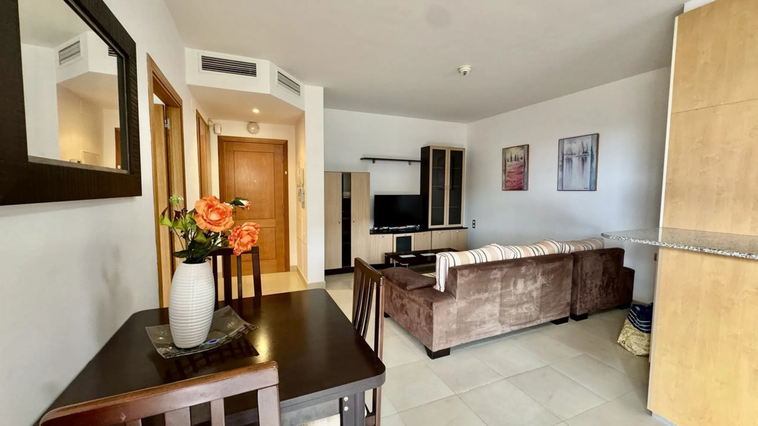 A bright, one-bedroom, one-bathroom apartment is for sale in the Sensara urbanisation in Benalmádena. Sensara is located midway between Arroyo de la Miel and Benalmádena Pueblo. The apartment offers beautiful views of the communal garden, golf course, mou