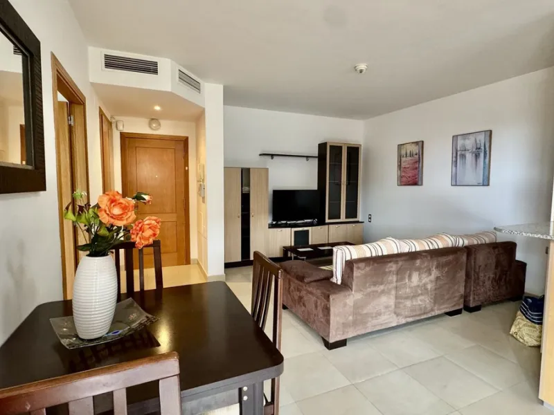 A bright, one-bedroom, one-bathroom apartment is for sale in the Sensara urbanisation in Benalmádena. Sensara is located midway between Arroyo de la Miel and Benalmádena Pueblo. The apartment offers beautiful views of the communal garden, golf course, mou