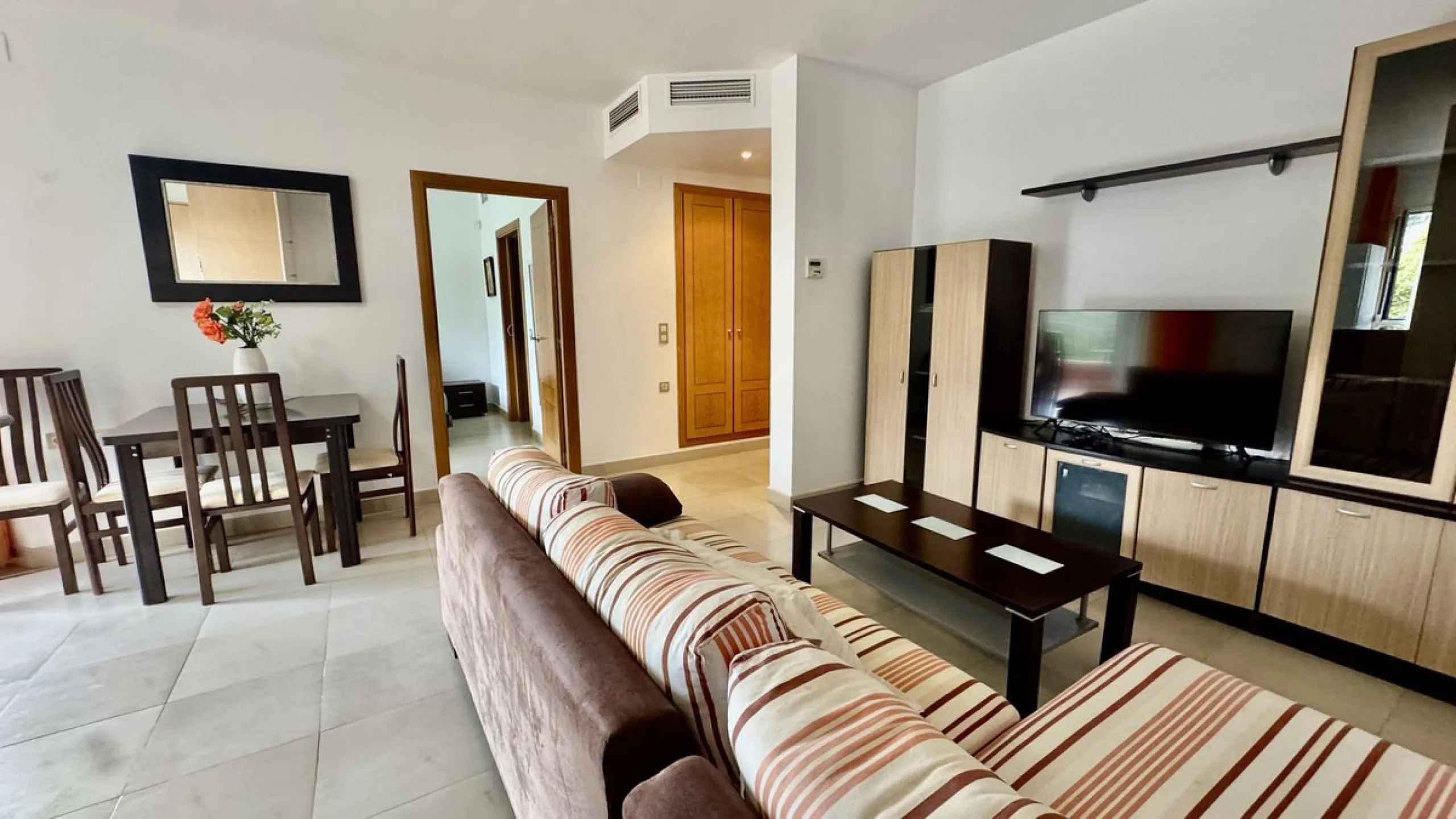 A bright, one-bedroom, one-bathroom apartment is for sale in the Sensara urbanisation in Benalmádena. Sensara is located midway between Arroyo de la Miel and Benalmádena Pueblo. The apartment offers beautiful views of the communal garden, golf course, mou