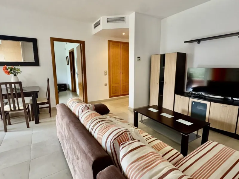 A bright, one-bedroom, one-bathroom apartment is for sale in the Sensara urbanisation in Benalmádena. Sensara is located midway between Arroyo de la Miel and Benalmádena Pueblo. The apartment offers beautiful views of the communal garden, golf course, mou