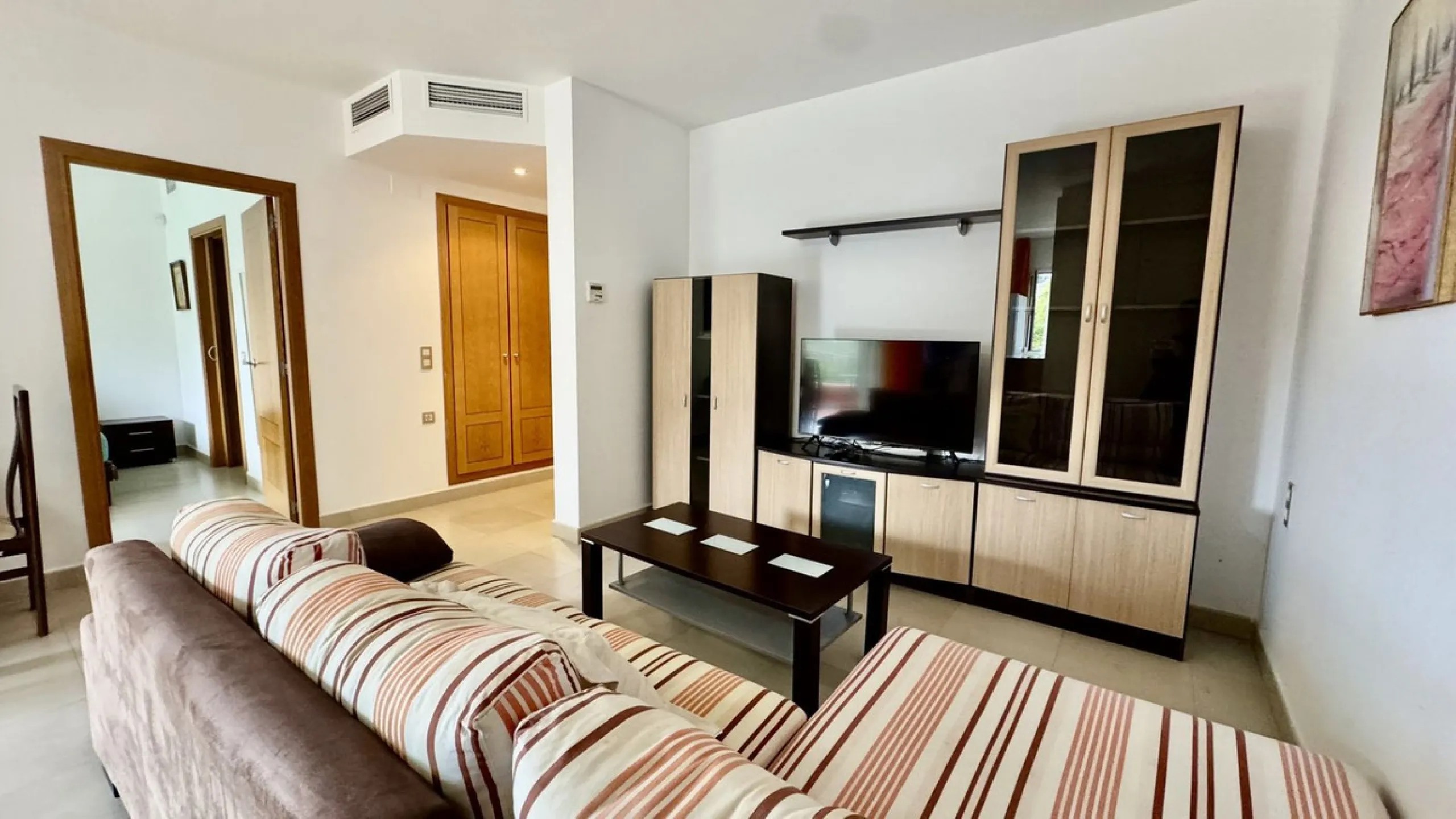 A bright, one-bedroom, one-bathroom apartment is for sale in the Sensara urbanisation in Benalmádena. Sensara is located midway between Arroyo de la Miel and Benalmádena Pueblo. The apartment offers beautiful views of the communal garden, golf course, mou