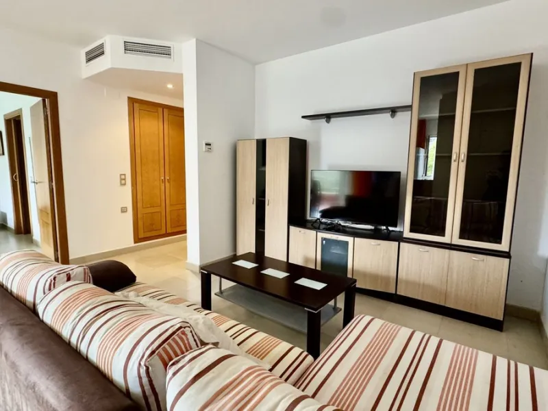 A bright, one-bedroom, one-bathroom apartment is for sale in the Sensara urbanisation in Benalmádena. Sensara is located midway between Arroyo de la Miel and Benalmádena Pueblo. The apartment offers beautiful views of the communal garden, golf course, mou