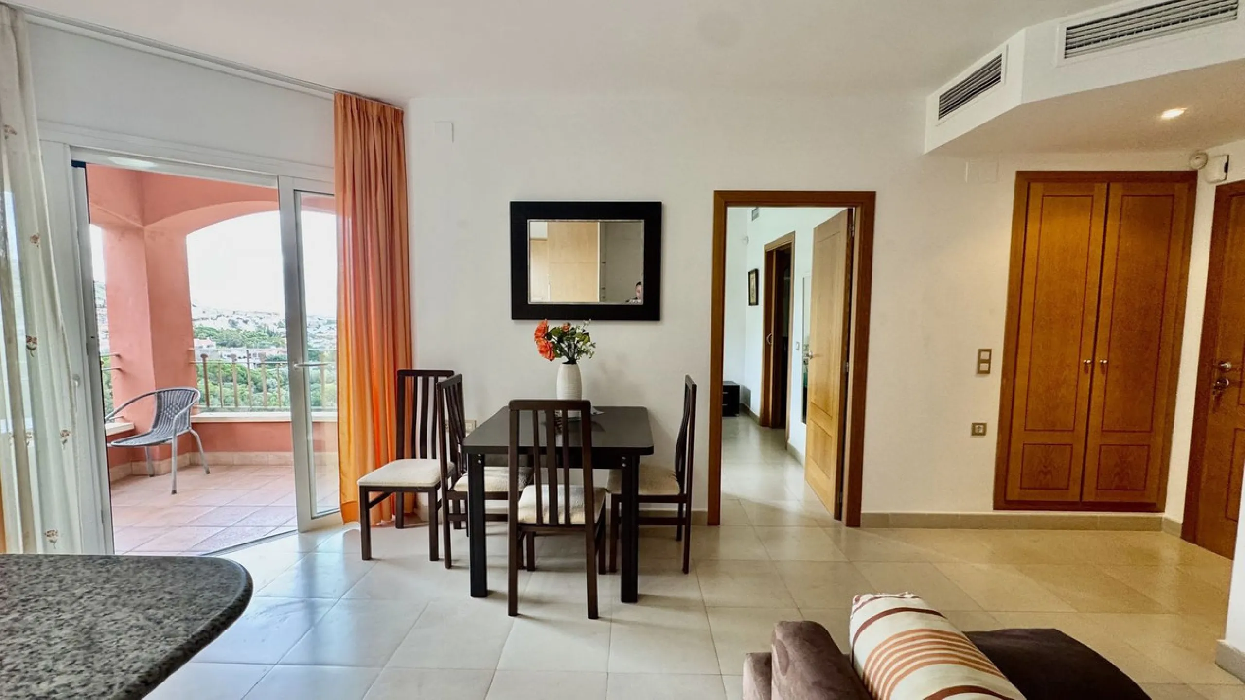A bright, one-bedroom, one-bathroom apartment is for sale in the Sensara urbanisation in Benalmádena. Sensara is located midway between Arroyo de la Miel and Benalmádena Pueblo. The apartment offers beautiful views of the communal garden, golf course, mou