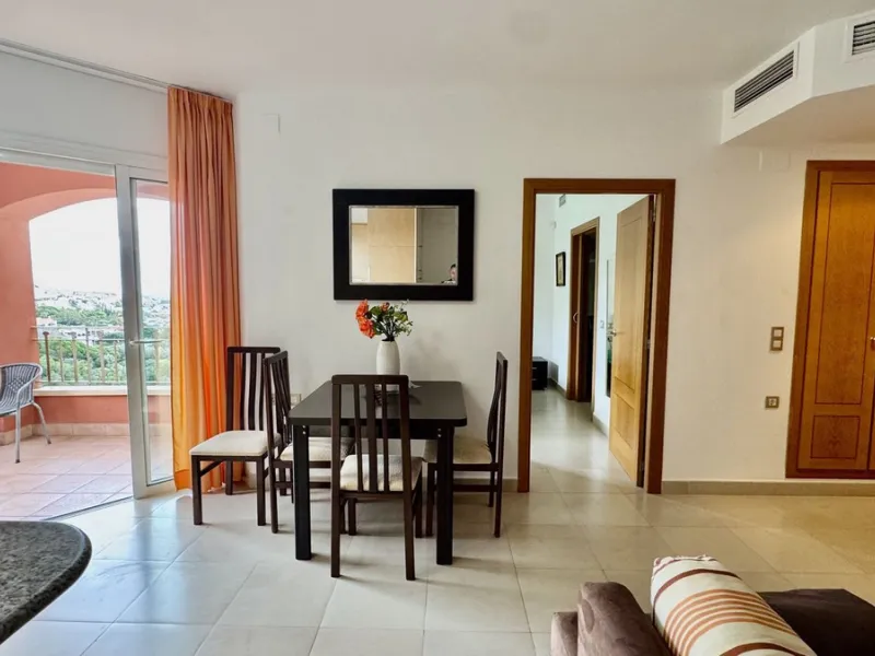 A bright, one-bedroom, one-bathroom apartment is for sale in the Sensara urbanisation in Benalmádena. Sensara is located midway between Arroyo de la Miel and Benalmádena Pueblo. The apartment offers beautiful views of the communal garden, golf course, mou