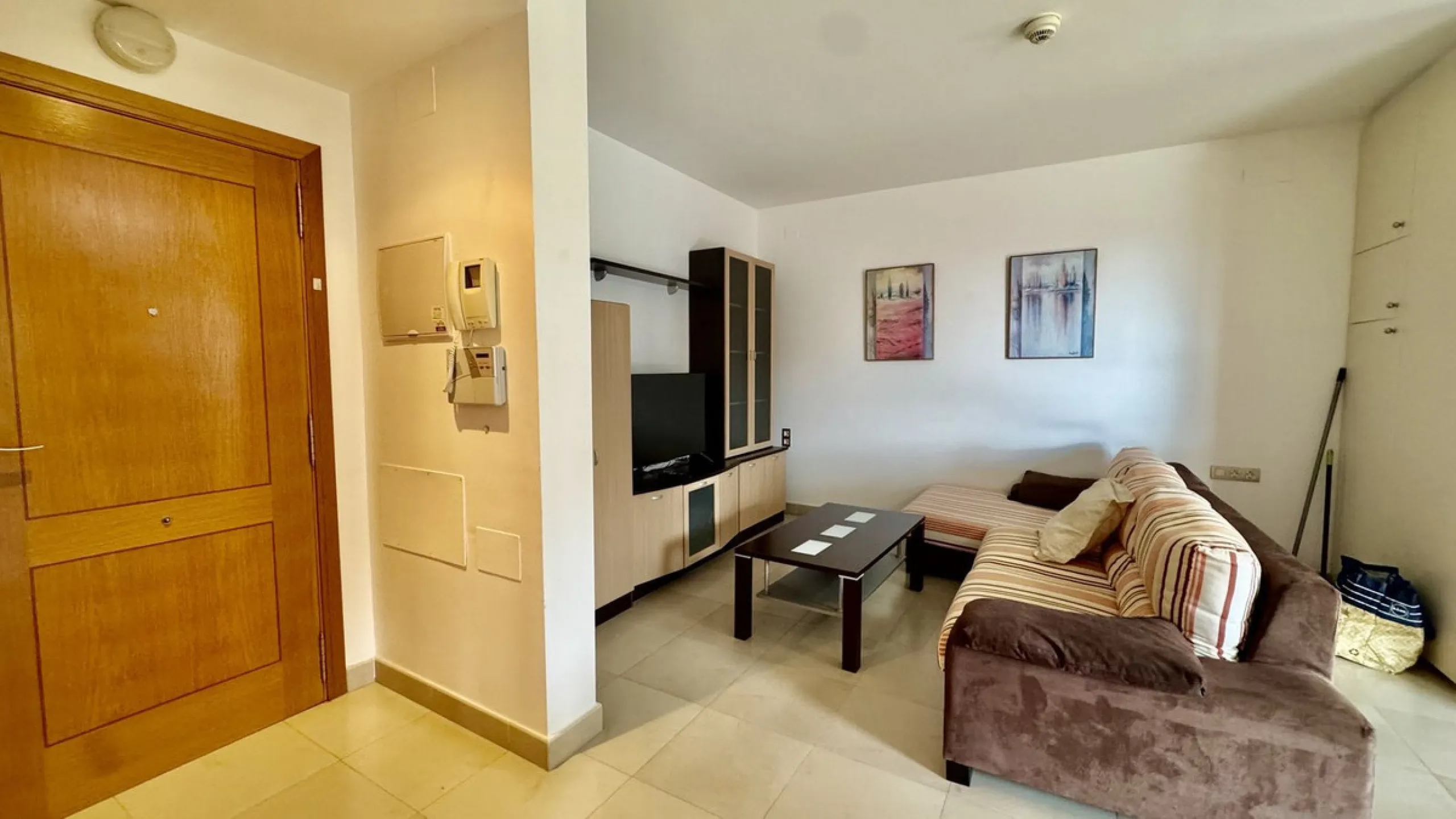 A bright, one-bedroom, one-bathroom apartment is for sale in the Sensara urbanisation in Benalmádena. Sensara is located midway between Arroyo de la Miel and Benalmádena Pueblo. The apartment offers beautiful views of the communal garden, golf course, mou
