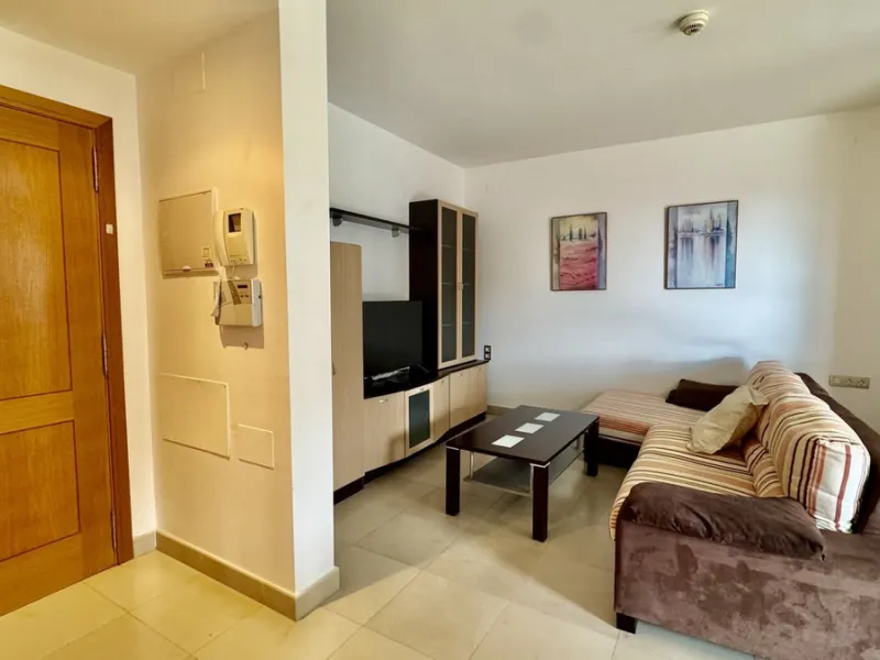 A bright, one-bedroom, one-bathroom apartment is for sale in the Sensara urbanisation in Benalmádena. Sensara is located midway between Arroyo de la Miel and Benalmádena Pueblo. The apartment offers beautiful views of the communal garden, golf course, mou
