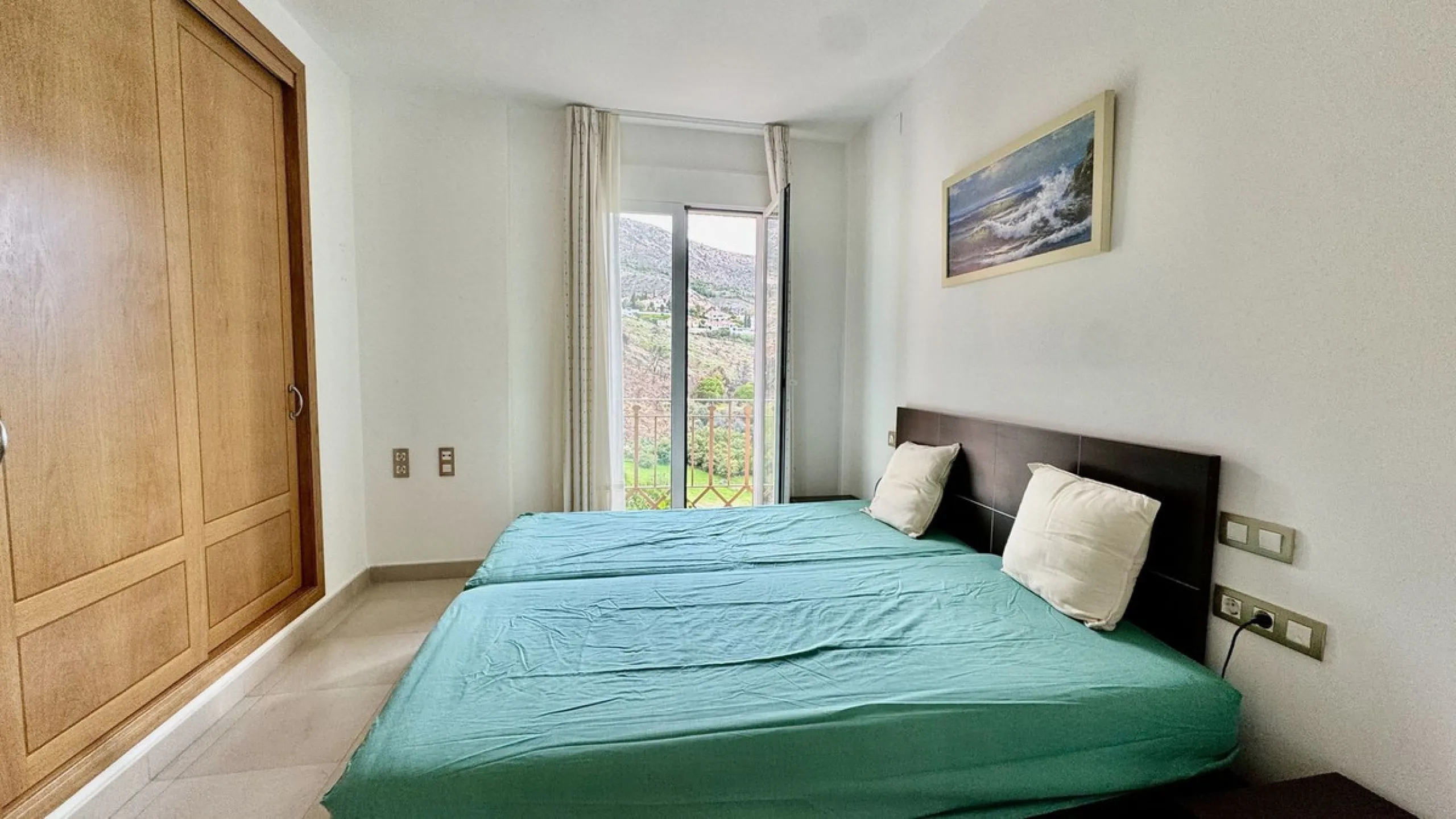 A bright, one-bedroom, one-bathroom apartment is for sale in the Sensara urbanisation in Benalmádena. Sensara is located midway between Arroyo de la Miel and Benalmádena Pueblo. The apartment offers beautiful views of the communal garden, golf course, mou