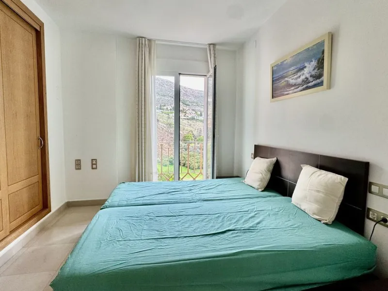 A bright, one-bedroom, one-bathroom apartment is for sale in the Sensara urbanisation in Benalmádena. Sensara is located midway between Arroyo de la Miel and Benalmádena Pueblo. The apartment offers beautiful views of the communal garden, golf course, mou