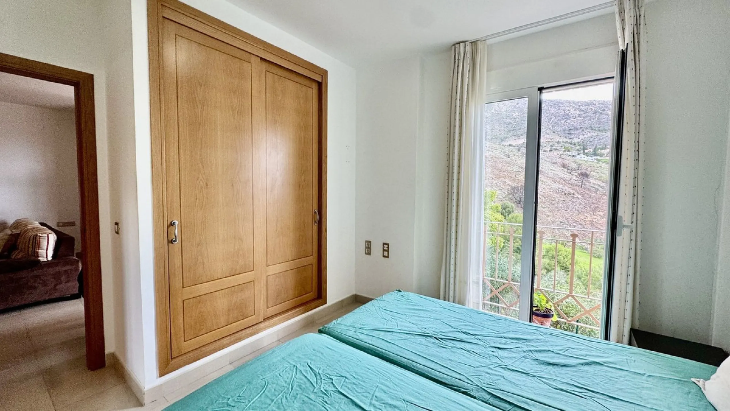 A bright, one-bedroom, one-bathroom apartment is for sale in the Sensara urbanisation in Benalmádena. Sensara is located midway between Arroyo de la Miel and Benalmádena Pueblo. The apartment offers beautiful views of the communal garden, golf course, mou