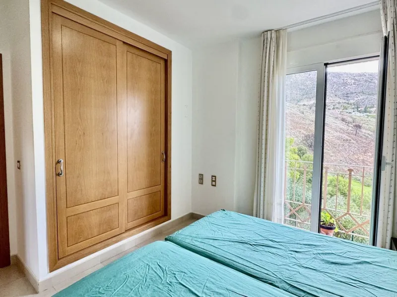 A bright, one-bedroom, one-bathroom apartment is for sale in the Sensara urbanisation in Benalmádena. Sensara is located midway between Arroyo de la Miel and Benalmádena Pueblo. The apartment offers beautiful views of the communal garden, golf course, mou