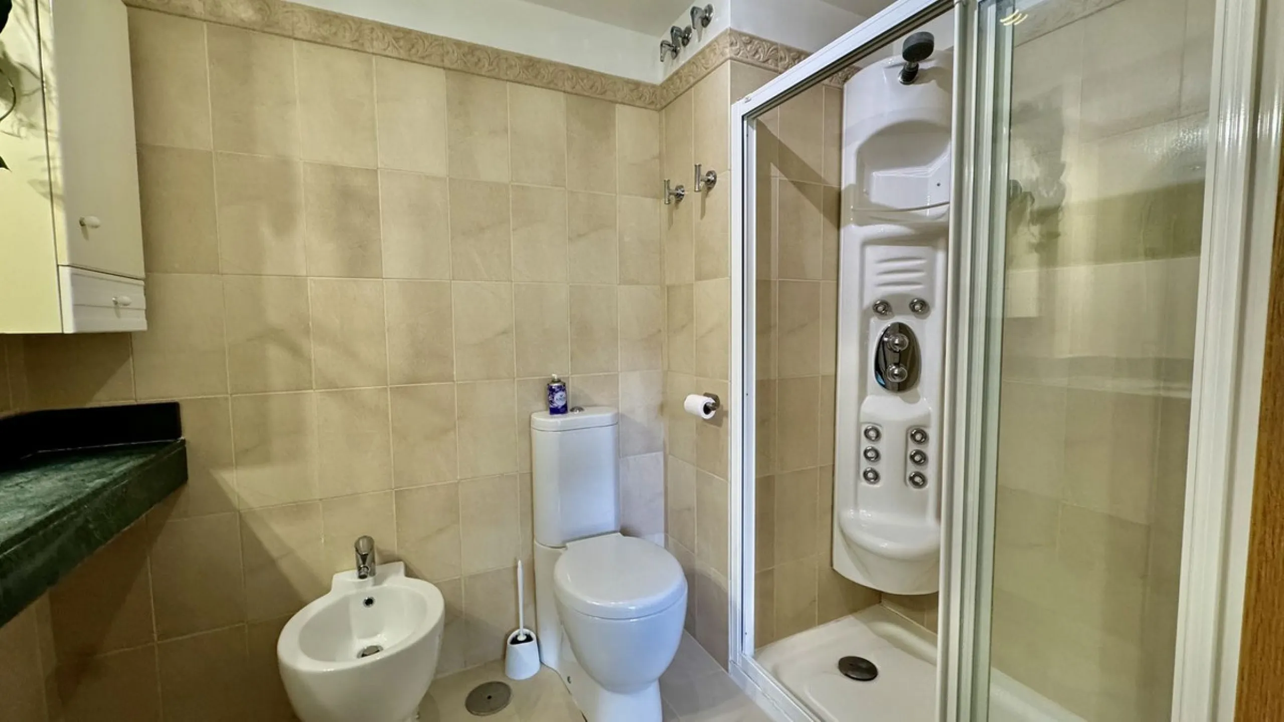 A bright, one-bedroom, one-bathroom apartment is for sale in the Sensara urbanisation in Benalmádena. Sensara is located midway between Arroyo de la Miel and Benalmádena Pueblo. The apartment offers beautiful views of the communal garden, golf course, mou