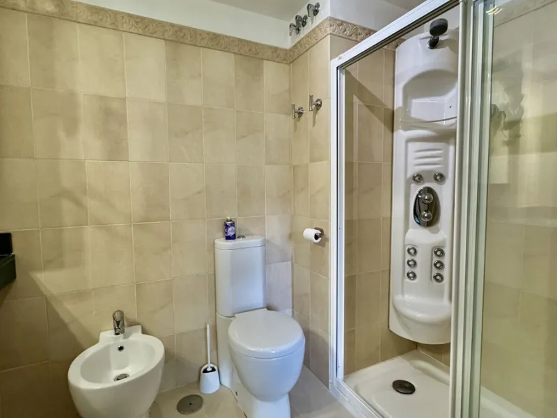 A bright, one-bedroom, one-bathroom apartment is for sale in the Sensara urbanisation in Benalmádena. Sensara is located midway between Arroyo de la Miel and Benalmádena Pueblo. The apartment offers beautiful views of the communal garden, golf course, mou