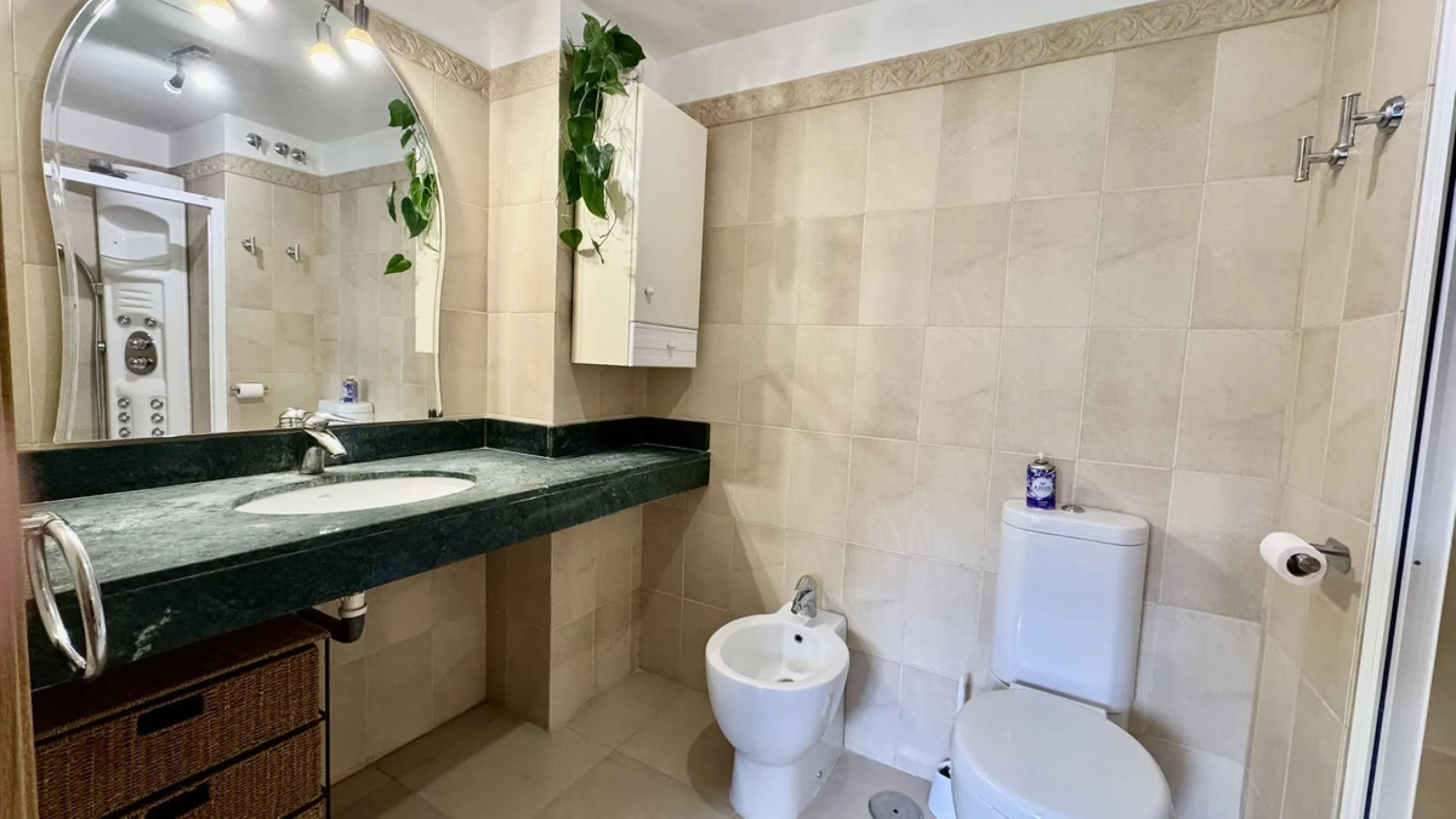 A bright, one-bedroom, one-bathroom apartment is for sale in the Sensara urbanisation in Benalmádena. Sensara is located midway between Arroyo de la Miel and Benalmádena Pueblo. The apartment offers beautiful views of the communal garden, golf course, mou