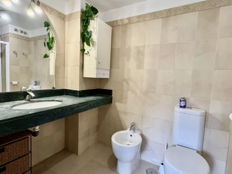 A bright, one-bedroom, one-bathroom apartment is for sale in the Sensara urbanisation in Benalmádena. Sensara is located midway between Arroyo de la Miel and Benalmádena Pueblo. The apartment offers beautiful views of the communal garden, golf course, mou
