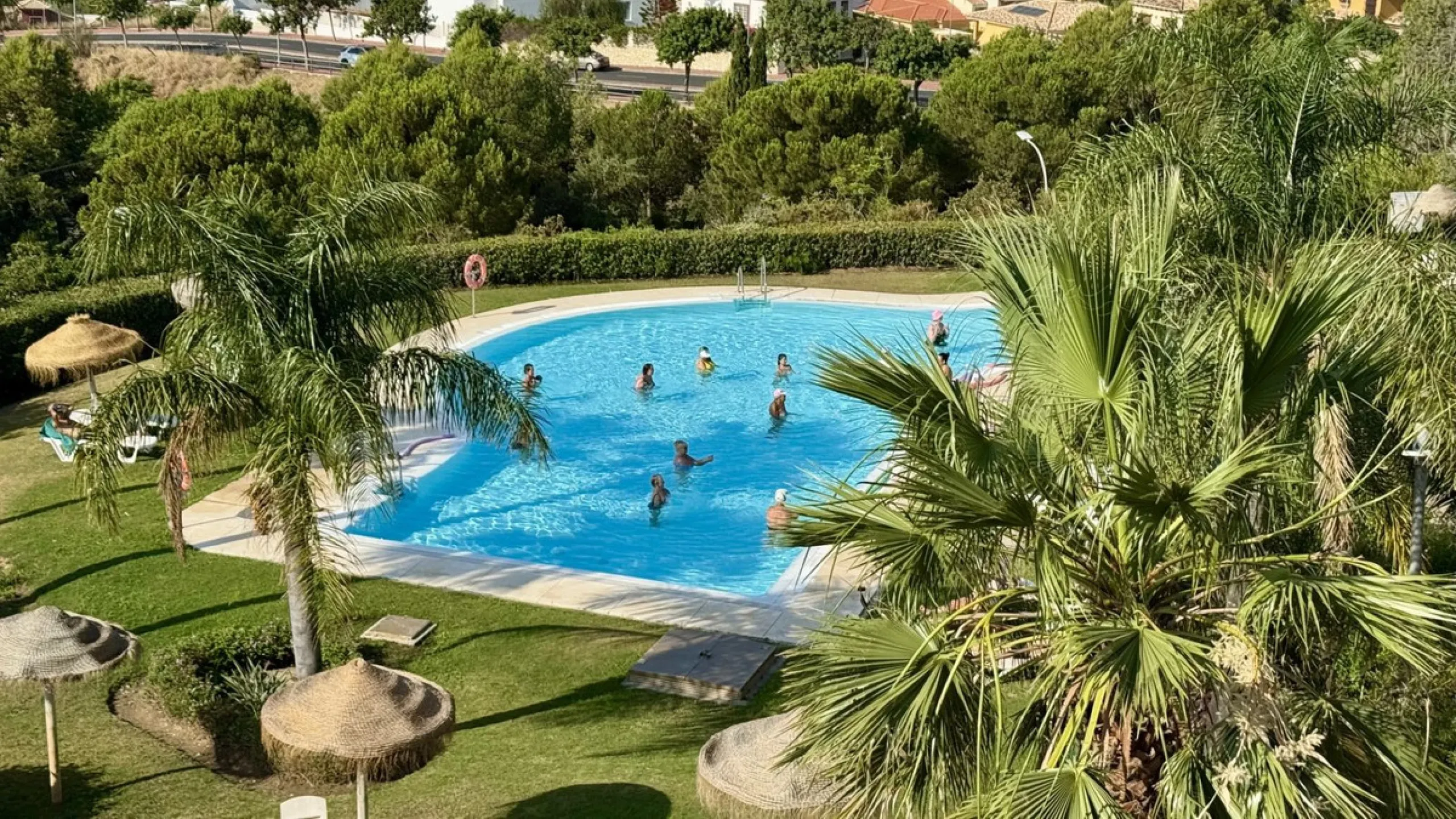 A bright, one-bedroom, one-bathroom apartment is for sale in the Sensara urbanisation in Benalmádena. Sensara is located midway between Arroyo de la Miel and Benalmádena Pueblo. The apartment offers beautiful views of the communal garden, golf course, mou