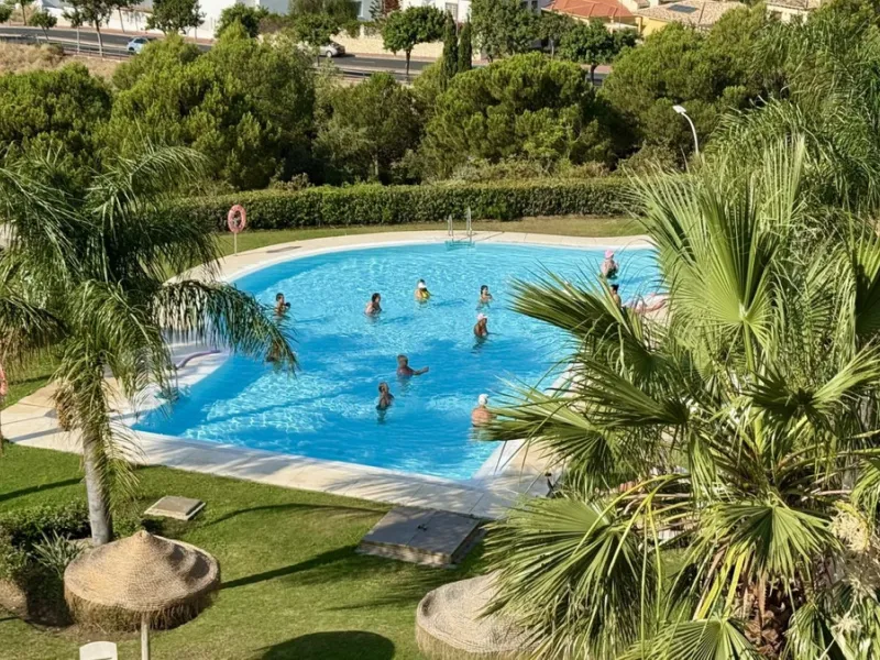 A bright, one-bedroom, one-bathroom apartment is for sale in the Sensara urbanisation in Benalmádena. Sensara is located midway between Arroyo de la Miel and Benalmádena Pueblo. The apartment offers beautiful views of the communal garden, golf course, mou