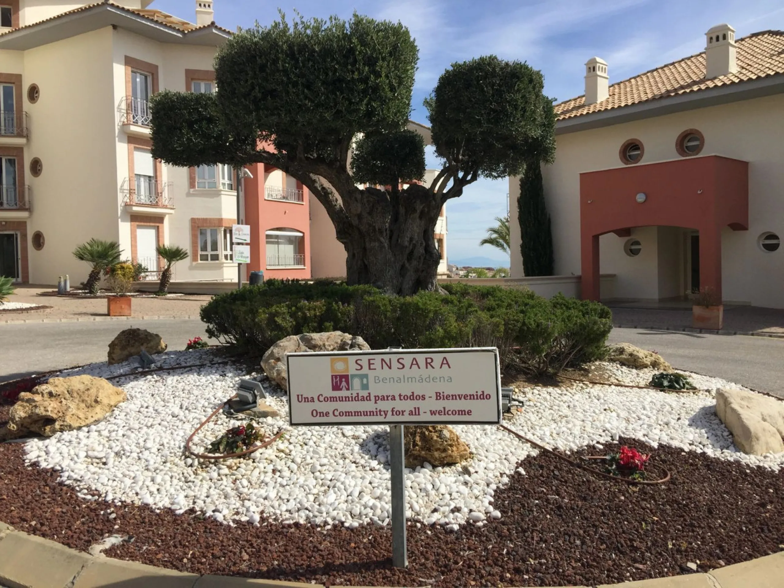 A bright, one-bedroom, one-bathroom apartment is for sale in the Sensara urbanisation in Benalmádena. Sensara is located midway between Arroyo de la Miel and Benalmádena Pueblo. The apartment offers beautiful views of the communal garden, golf course, mou