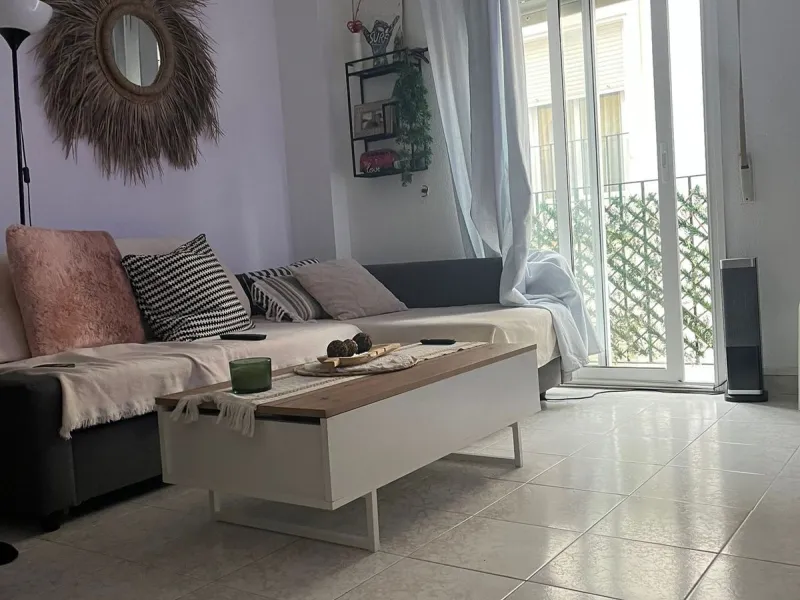 Small building in Bajondillo comprising a two-bedroom, two-bathroom duplex apartment with a solarium terrace.