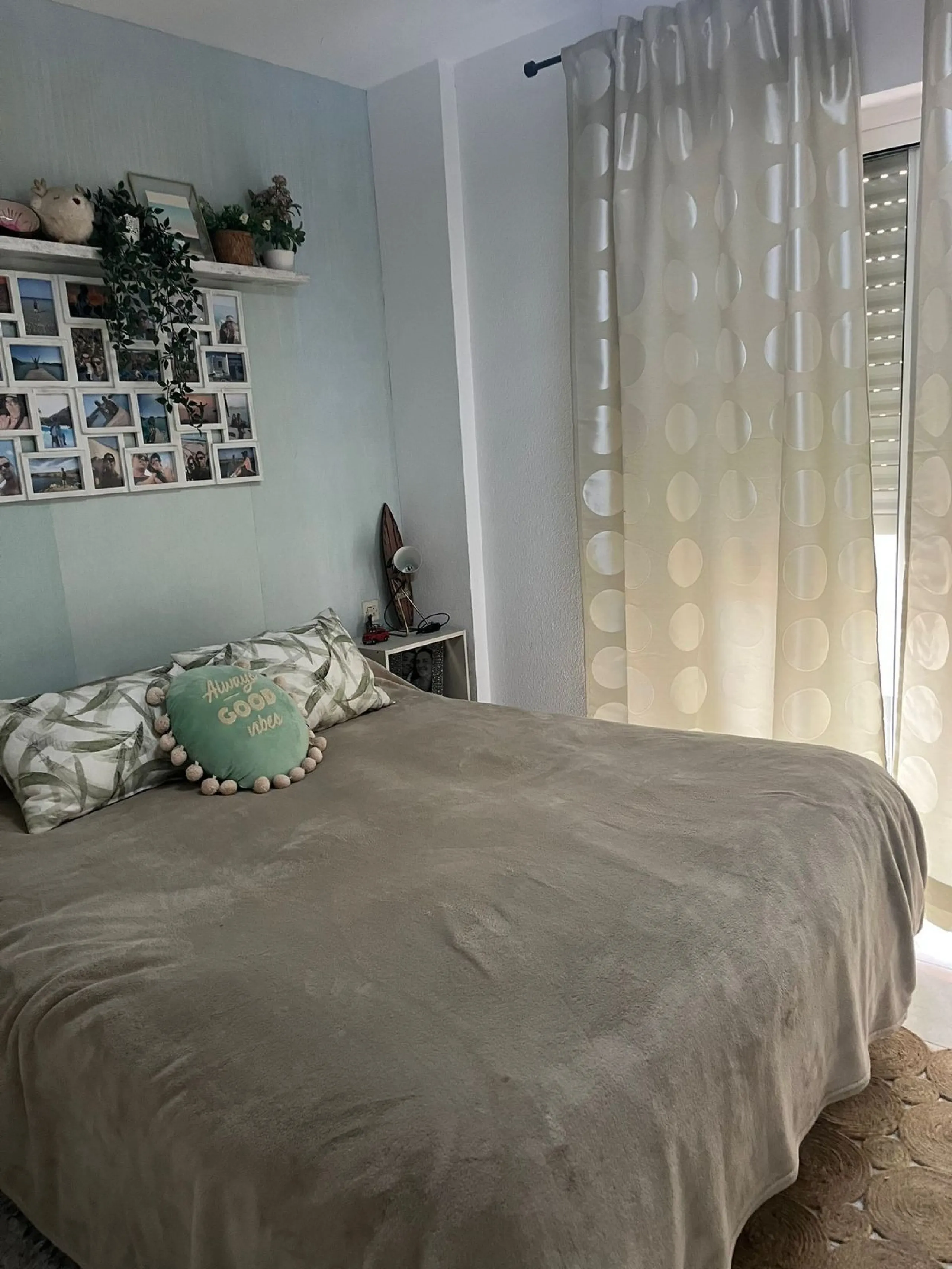 Small building in Bajondillo comprising a two-bedroom, two-bathroom duplex apartment with a solarium terrace.