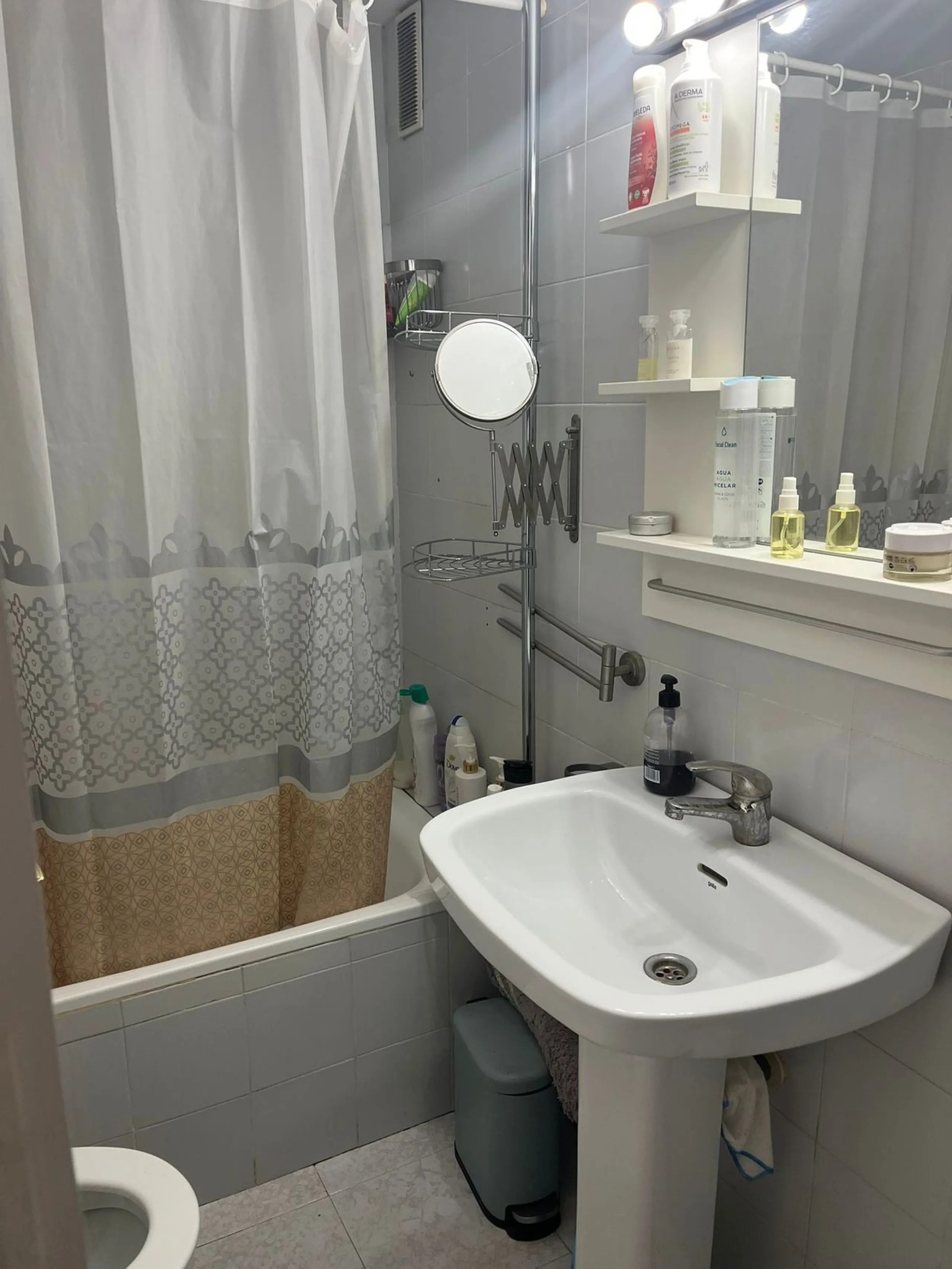 Small building in Bajondillo comprising a two-bedroom, two-bathroom duplex apartment with a solarium terrace.