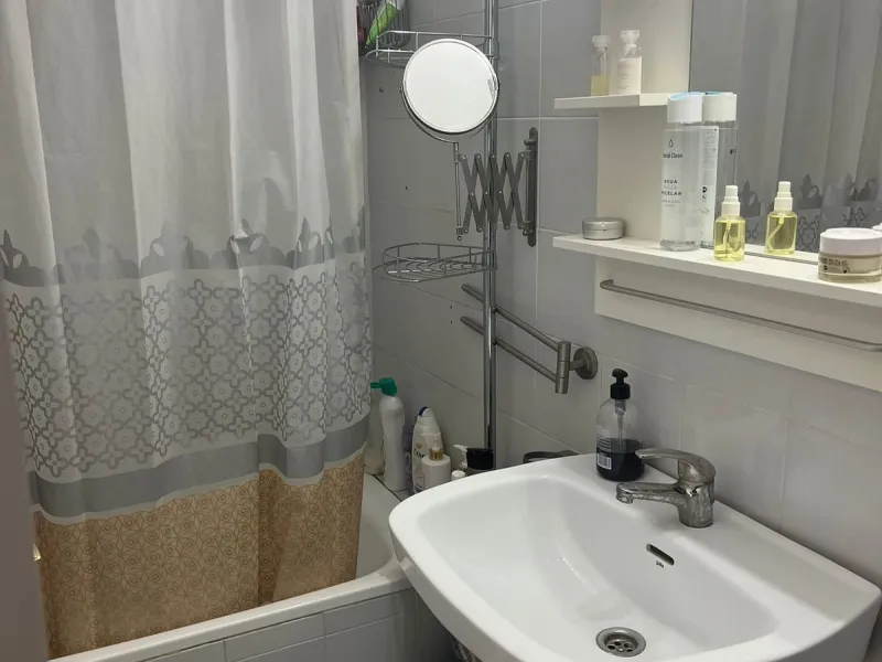 Small building in Bajondillo comprising a two-bedroom, two-bathroom duplex apartment with a solarium terrace.