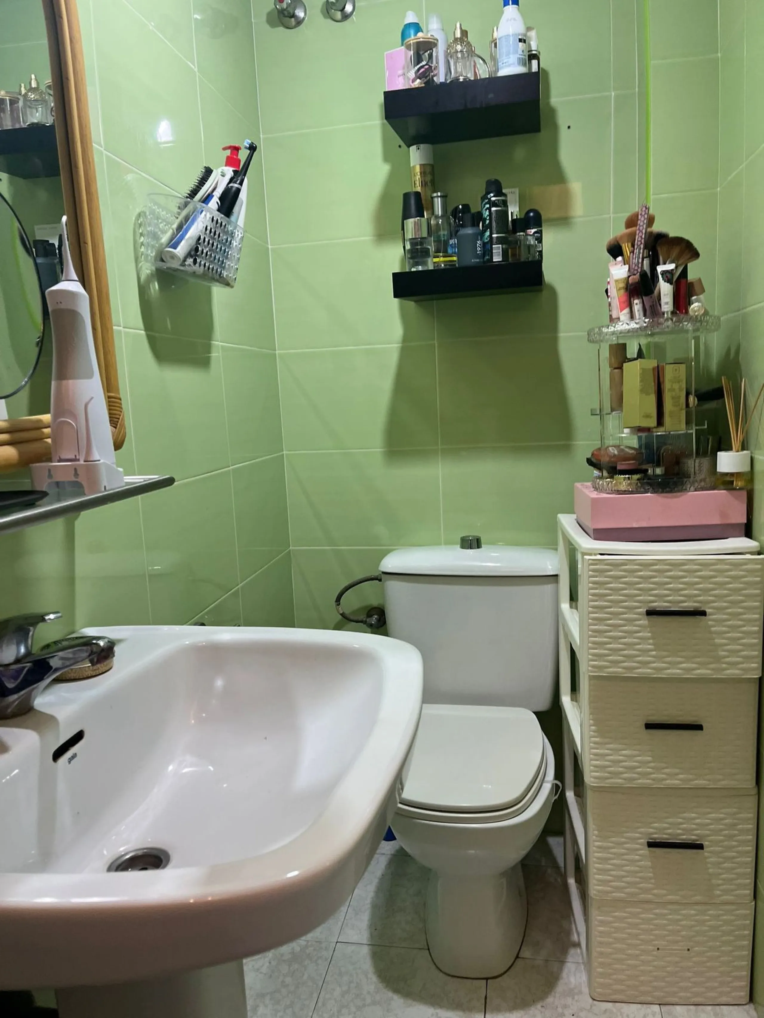 Small building in Bajondillo comprising a two-bedroom, two-bathroom duplex apartment with a solarium terrace.