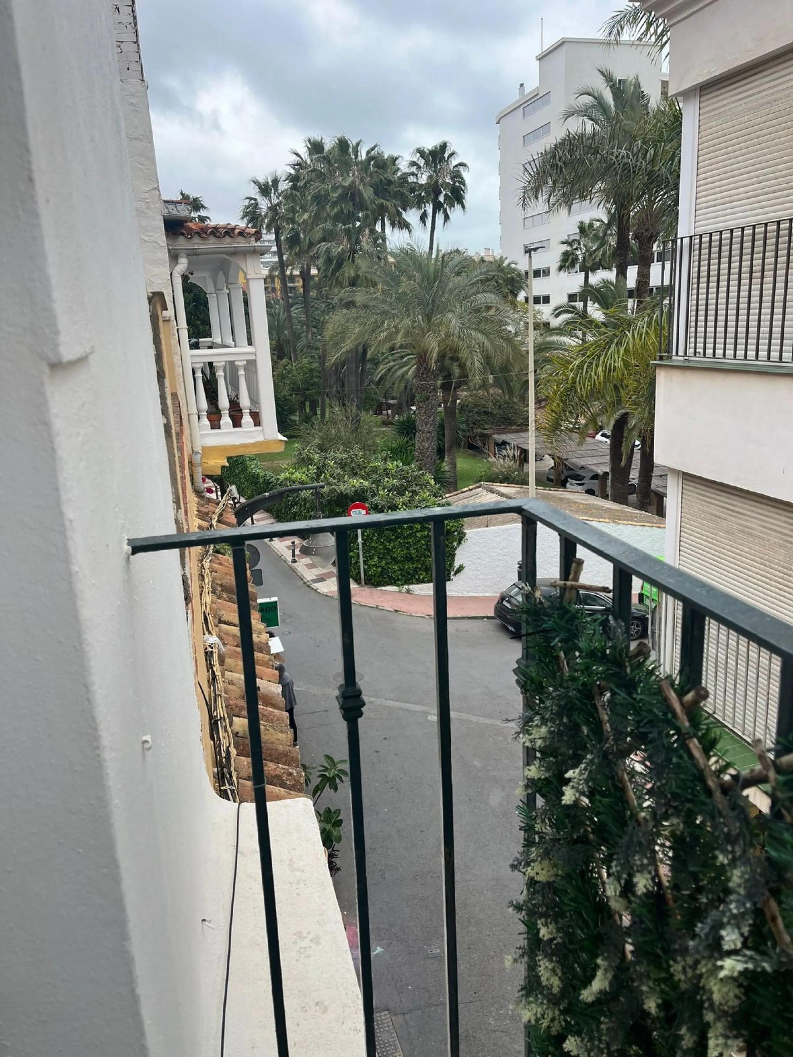 Small building in Bajondillo comprising a two-bedroom, two-bathroom duplex apartment with a solarium terrace.