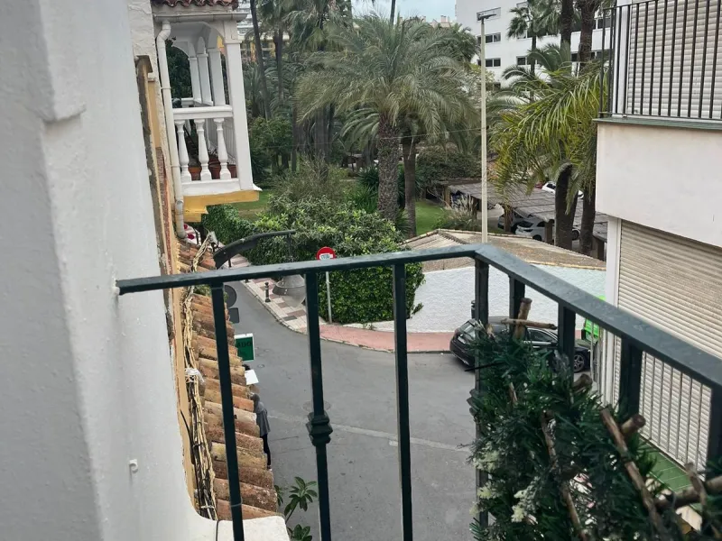 Small building in Bajondillo comprising a two-bedroom, two-bathroom duplex apartment with a solarium terrace.
