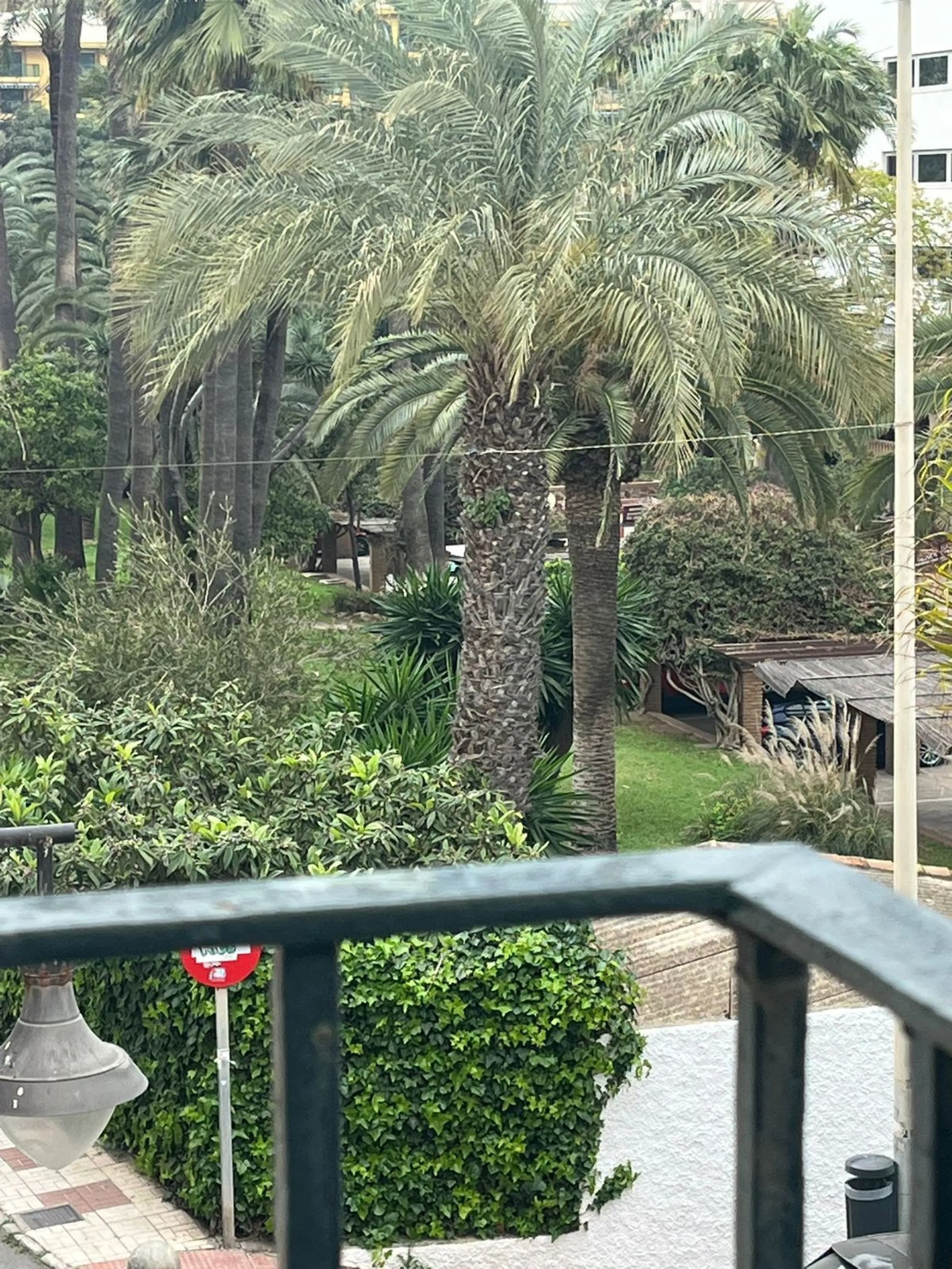 Small building in Bajondillo comprising a two-bedroom, two-bathroom duplex apartment with a solarium terrace.