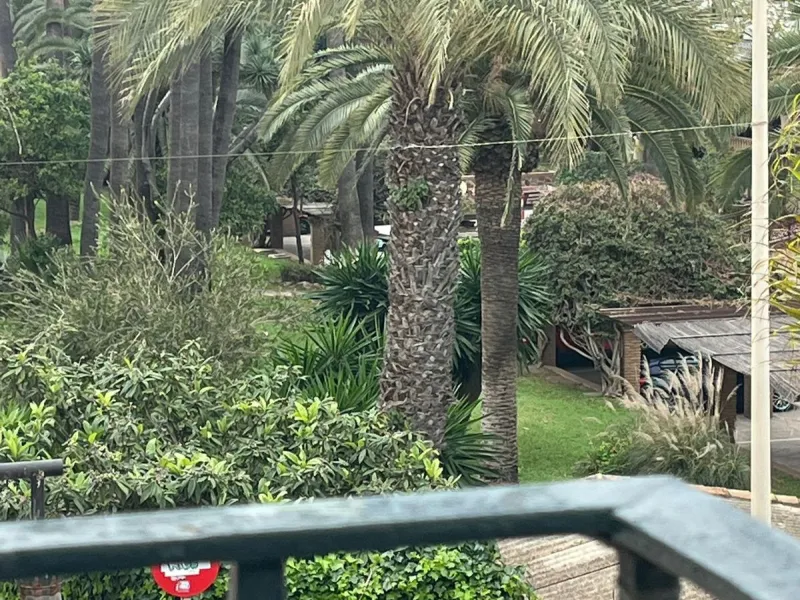 Small building in Bajondillo comprising a two-bedroom, two-bathroom duplex apartment with a solarium terrace.