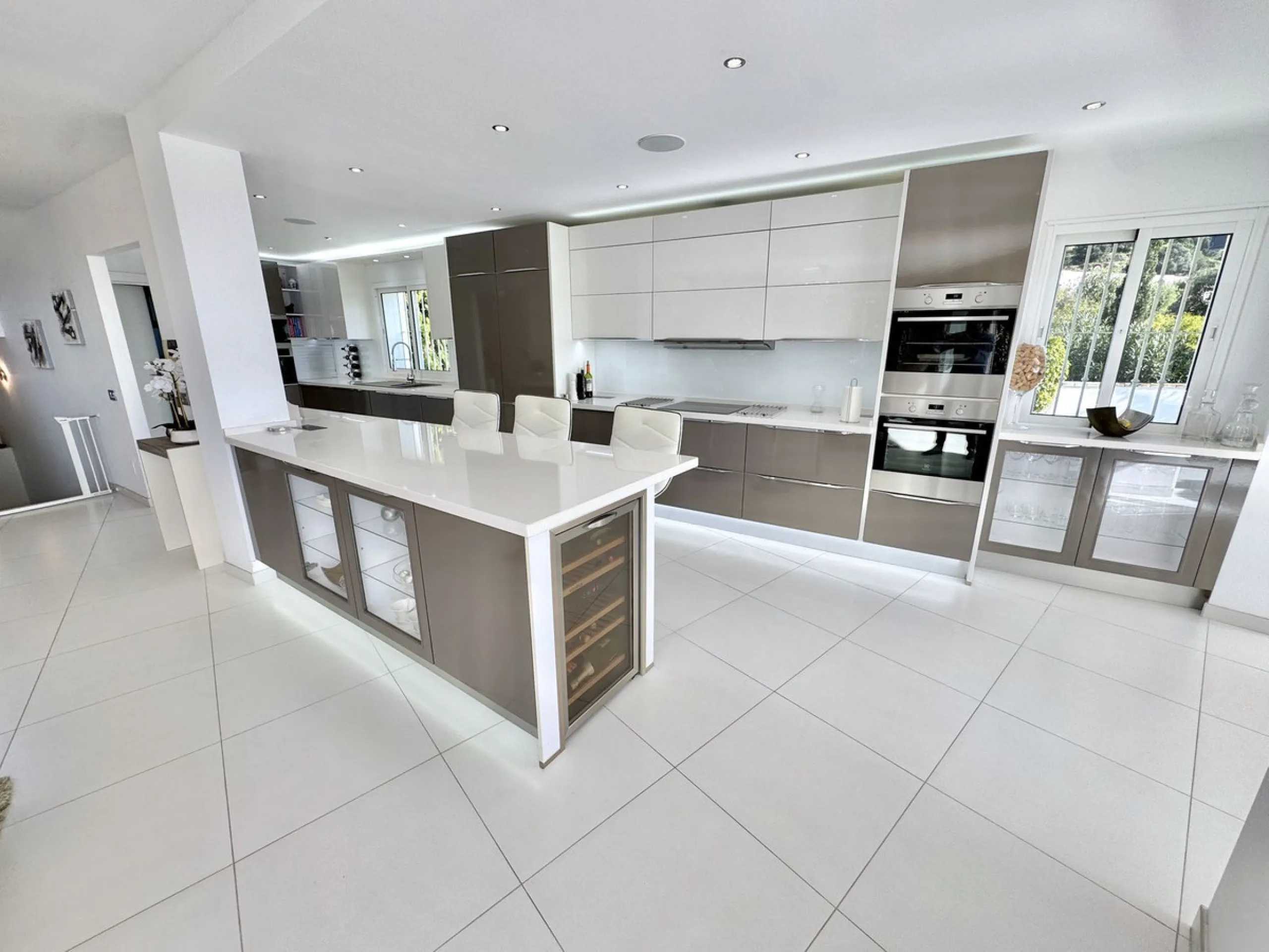 New Listing - Lovely 5 bed, 3.5 bath Villa on elevated plot in Upper Calahonda, offering beautiful panoramic views over tree-lined hillside down to the sea.