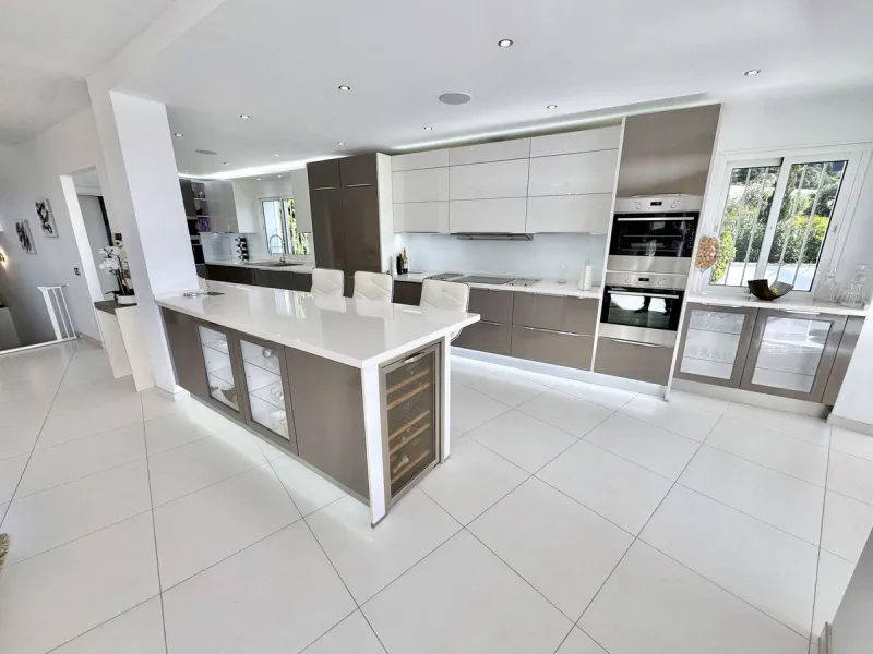 New Listing - Lovely 5 bed, 3.5 bath Villa on elevated plot in Upper Calahonda, offering beautiful panoramic views over tree-lined hillside down to the sea.