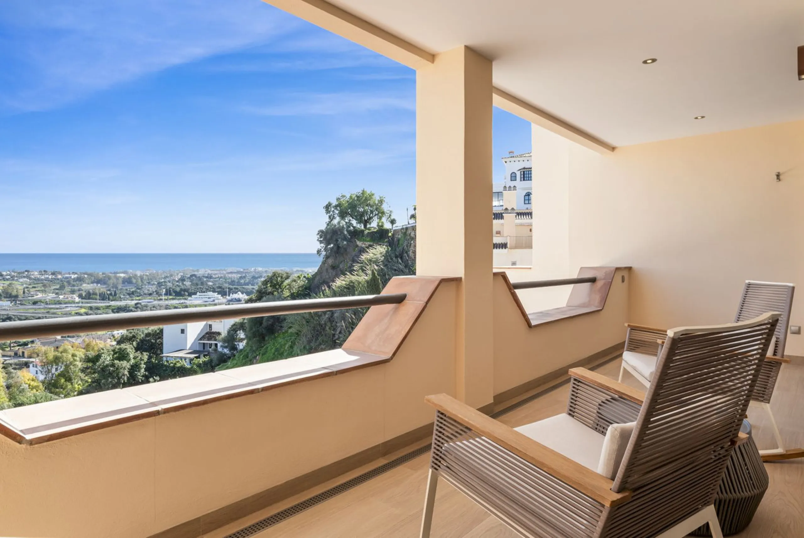 Top-Quality 4-Bedroom Penthouse in Altos de los Almendros, Benahavís