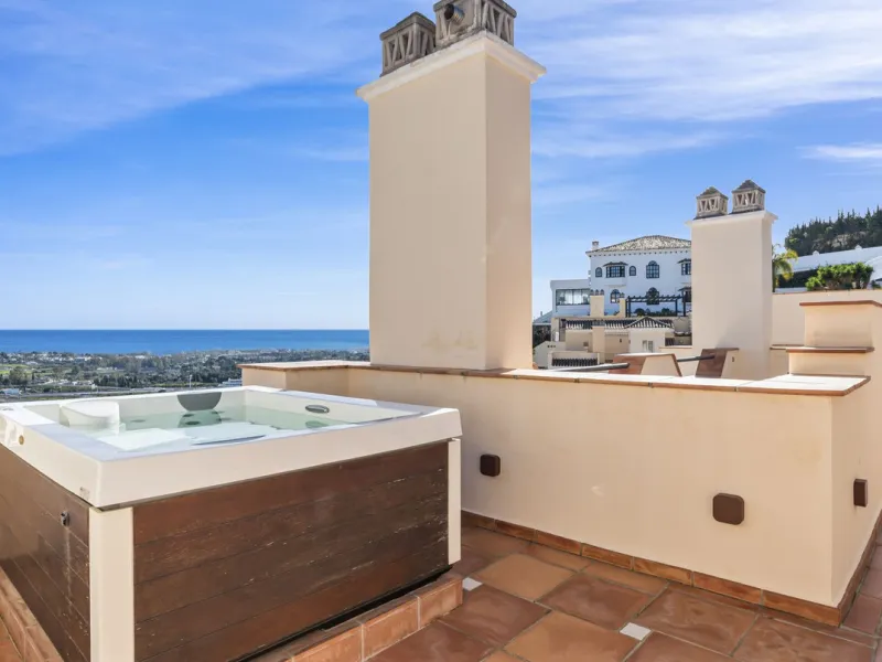 Top-Quality 4-Bedroom Penthouse in Altos de los Almendros, Benahavís