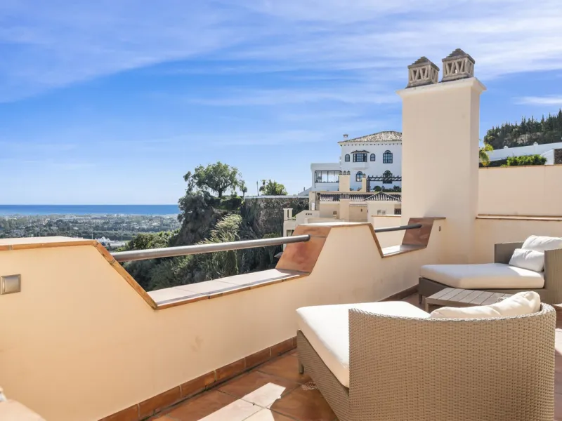 Top-Quality 4-Bedroom Penthouse in Altos de los Almendros, Benahavís