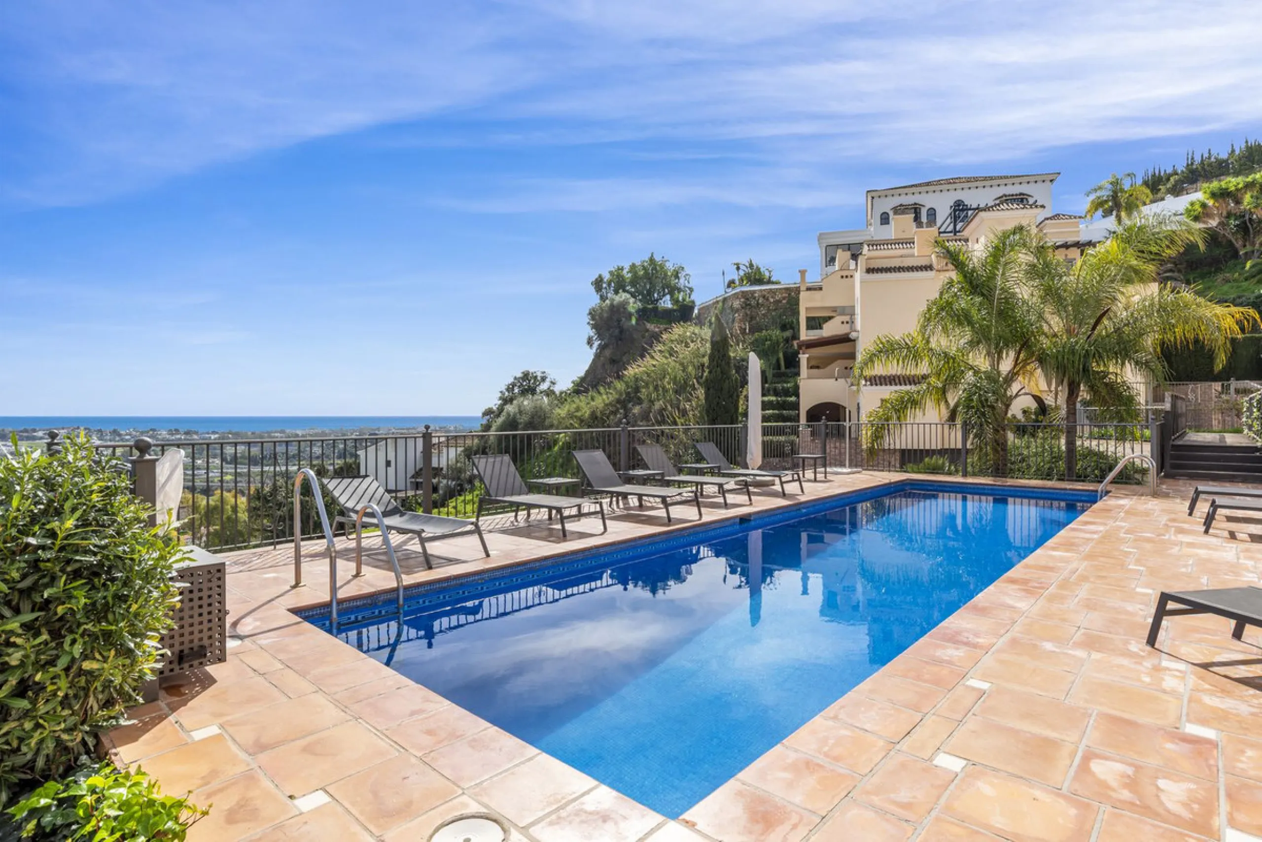Top-Quality 4-Bedroom Penthouse in Altos de los Almendros, Benahavís