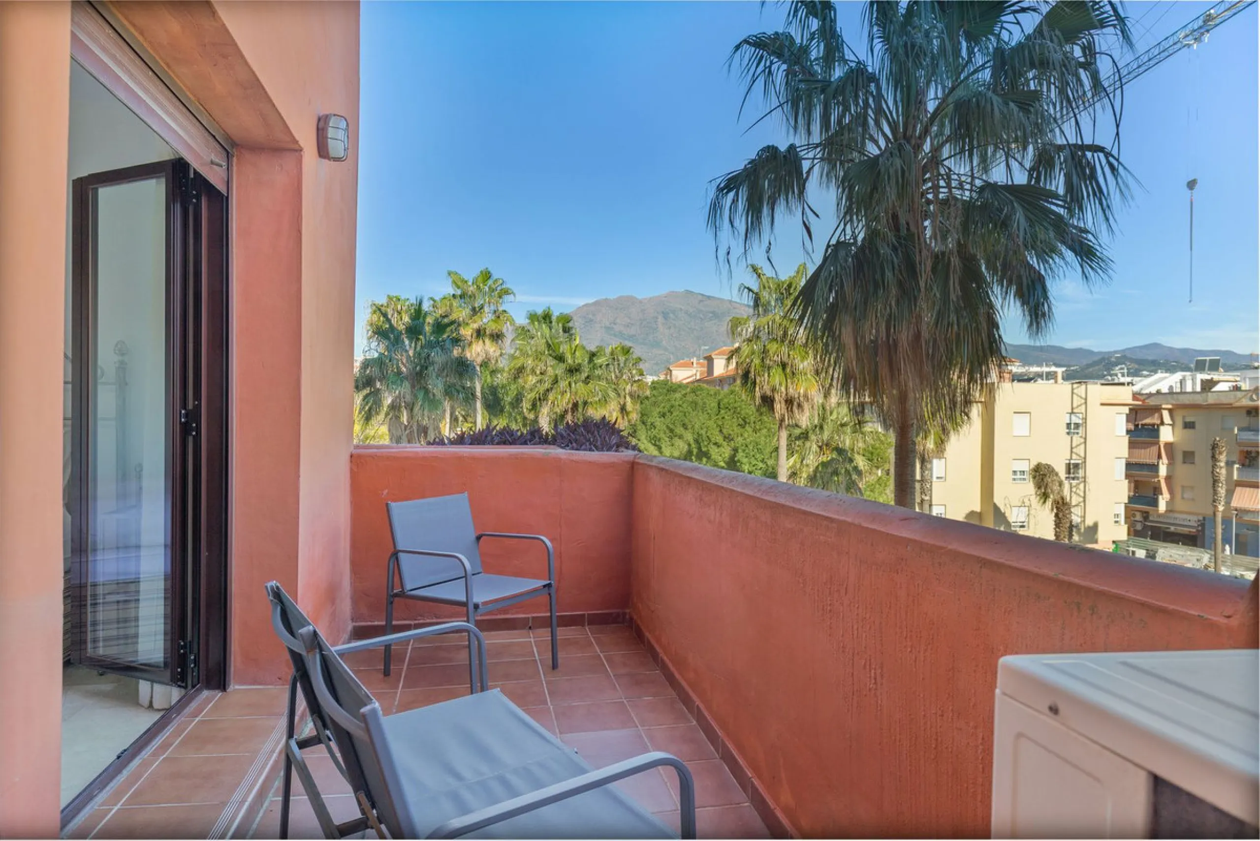 This is a really spacious 3 bedroom, 2 bathroom apartment based in the really popular Balcones del Mar urbanisation in the centre of Estepona.