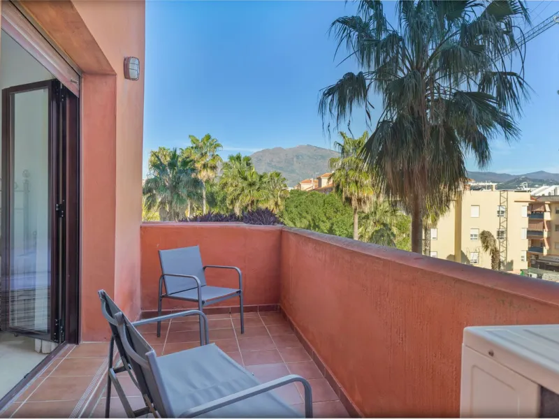 This is a really spacious 3 bedroom, 2 bathroom apartment based in the really popular Balcones del Mar urbanisation in the centre of Estepona.